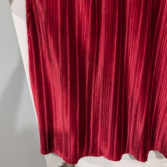 Torrid Jester Red Velvet Pleated Goddess Tank in Size 2 (18/20) - Picture 5 of 11